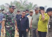 TNI Perkuat Penanganan Karhutla di Melawi, Salurkan Peralatan Pemadam kepada Masyarakat