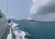 TNI Perkuat Pemantauan Aktivitas Gunung Anak Krakatau dan Pencarian Lima Jurnalis di Selat Sunda