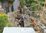 Kodim 1714/Puncak Jaya Gandeng Masyarakat Binaan Membangun Jembatan Merah Putih di Kampung Kulok Enggame